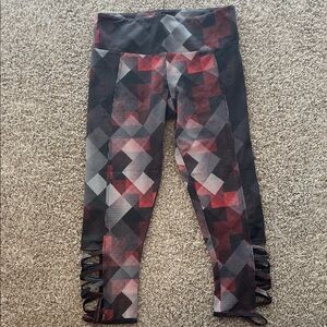 Onzie graphic Capri leggings with calf details.